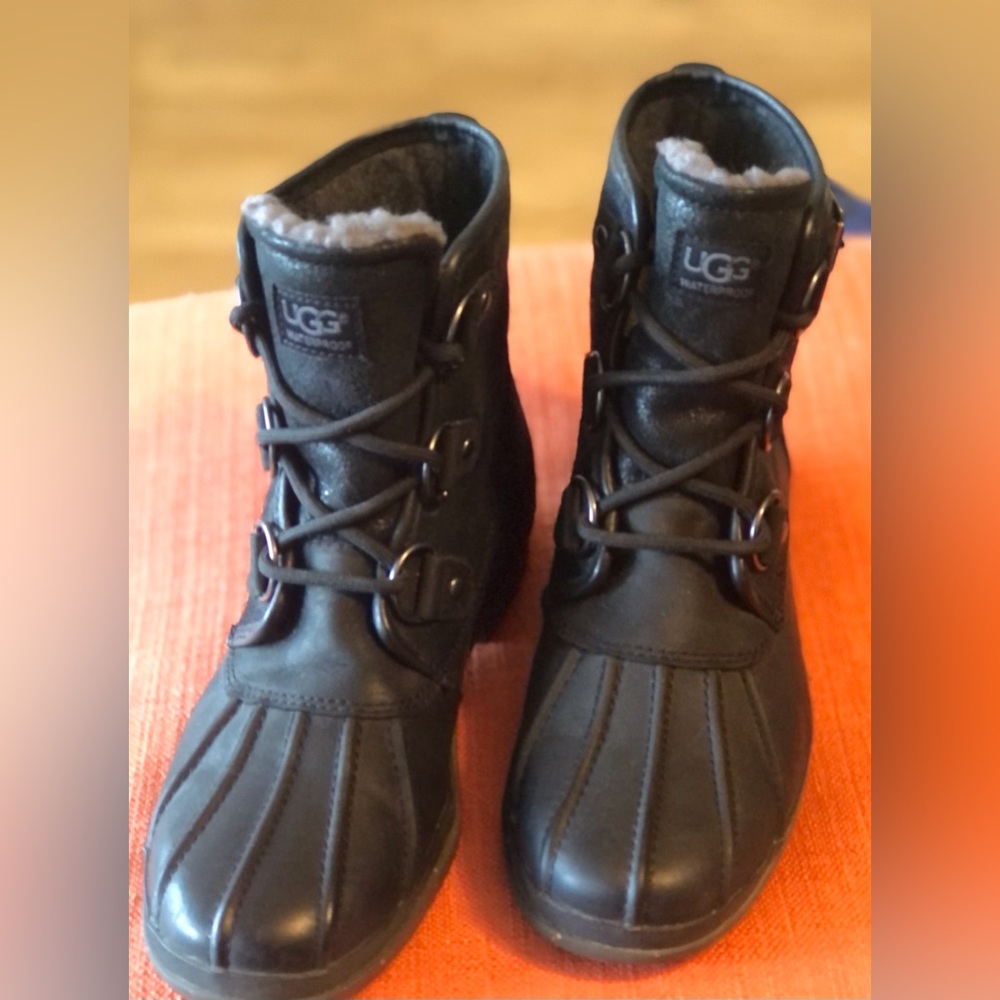 Special: UGG Cecile Leather Boots 1007999